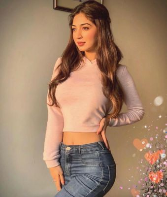 Busty escort in Abu Dhabi: Payal indian works 24 round the clock